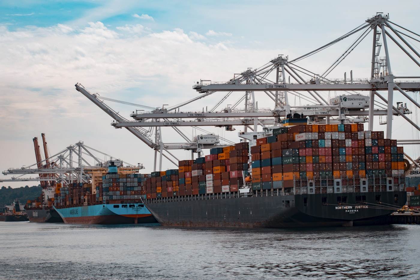 Container terminal with a vessel alongside